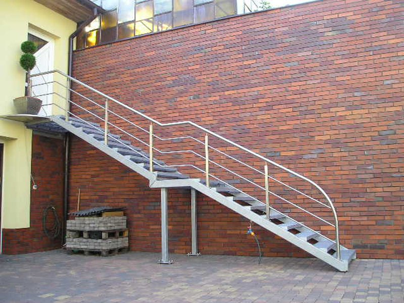Street metal. Наружная металлическая лестница. Лестница металлическая уличная. Наружные металическиелестницы. Металлическая лестница с площадкой уличная.