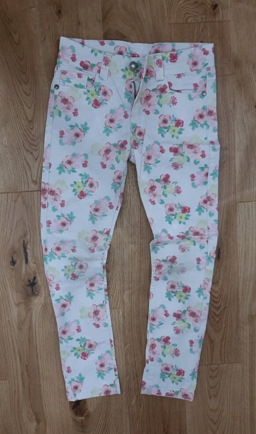 Spodnie jeansy 134cm szczupłe kwiaty