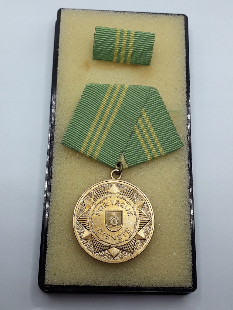 Medal za 15 lat wzorowej służby w MSW NRD z etui