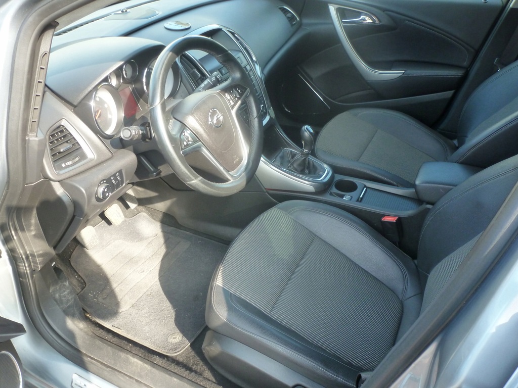 Купить OPEL ASTRA J Sports Tourer 1.7 CDTI (35) 110 KM: отзывы, фото, характеристики в интерне-магазине Aredi.ru