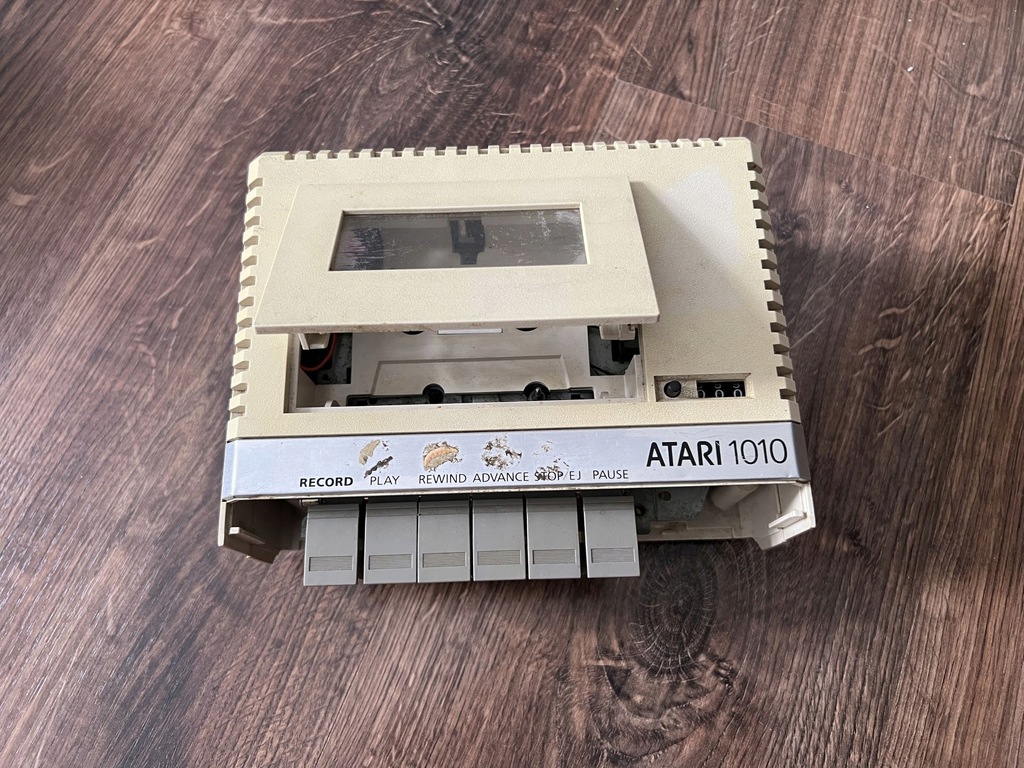 Magnetofon Atari 1010 na części