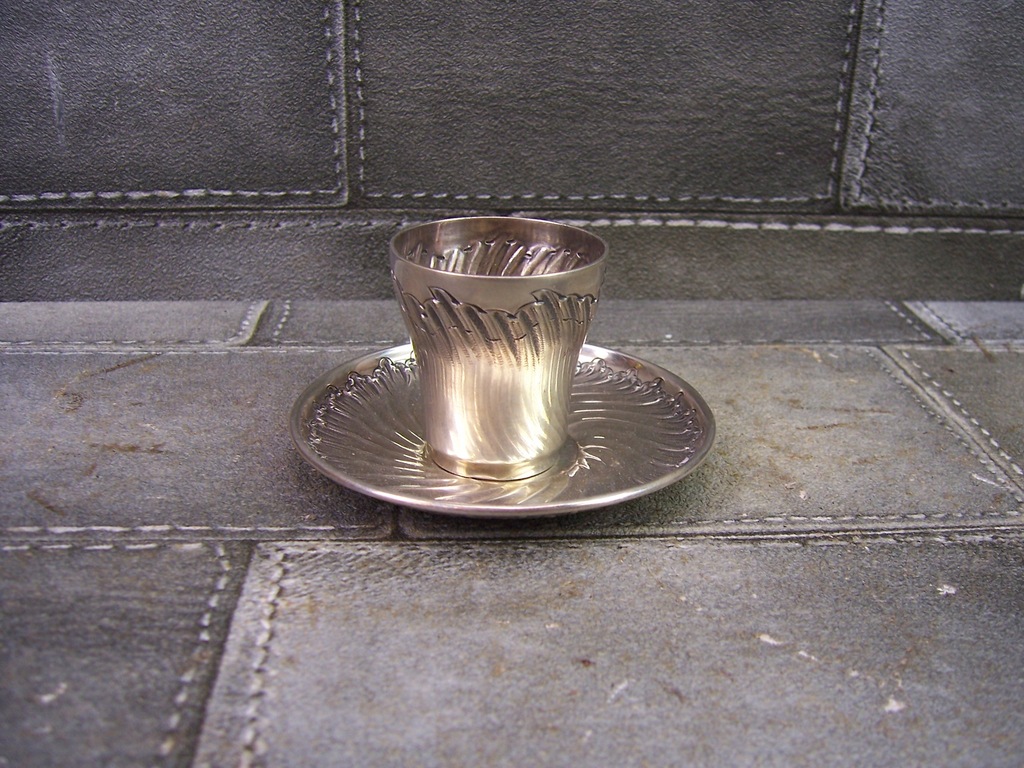 Piękny srebrny kieliszek z podstawką 56 gram