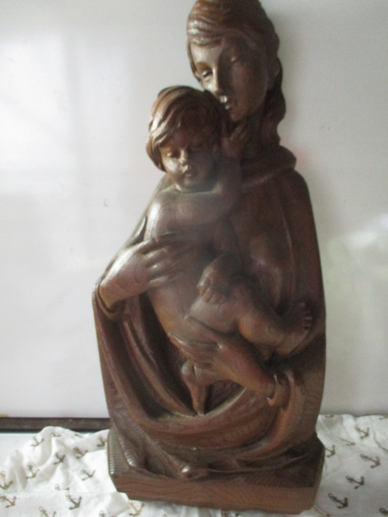 Stara rzeźba Maryja z dzieciątkiem matka z dzieckiem