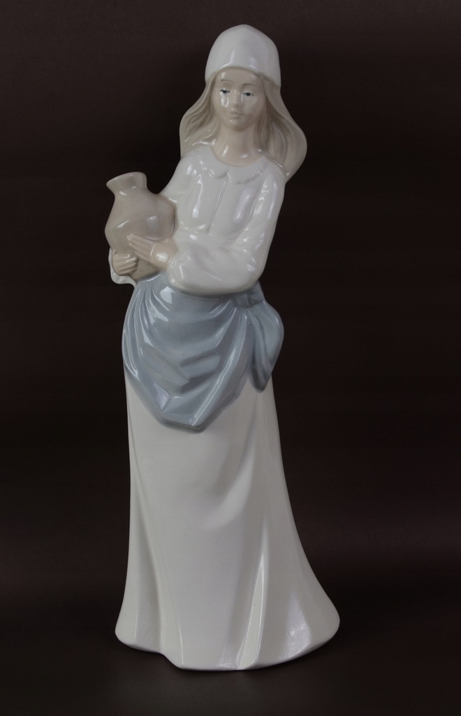 Piękna figurka dziewczyny z dzbanem porcelana 910
