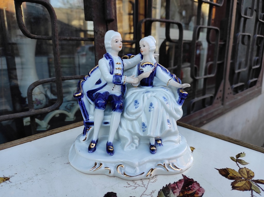 Stara porcelanowa figurka siedząca para Rokoko