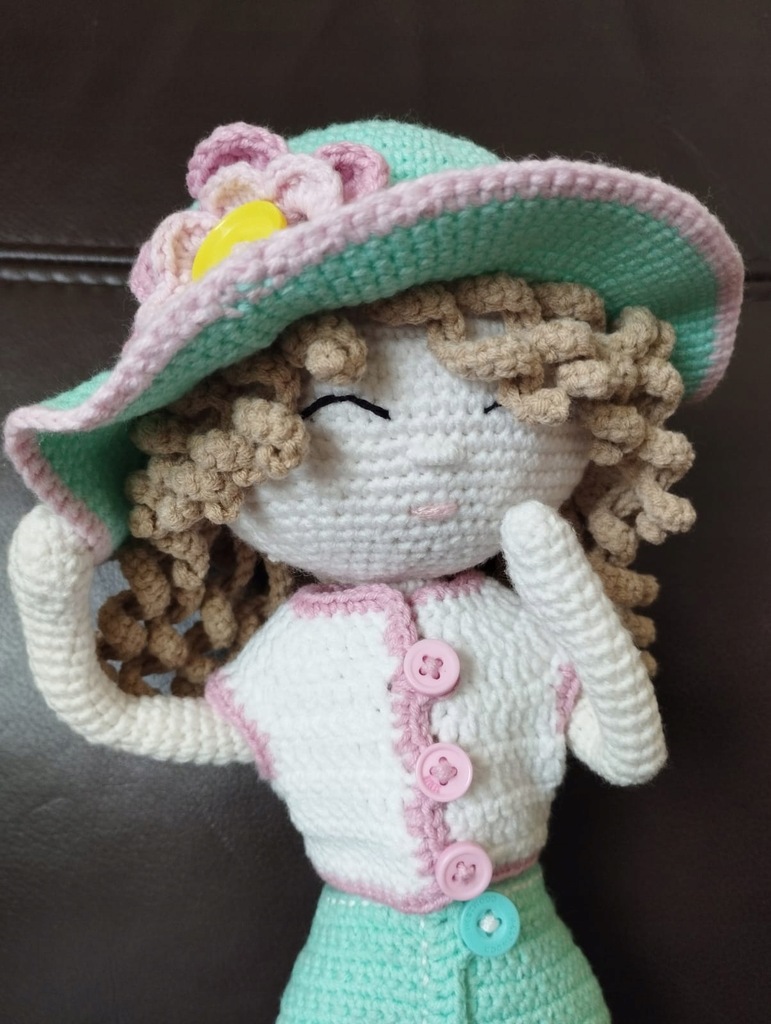 Duża lalka w ubranku, całość zdejmowana - ręczne wykonanie zabawki.