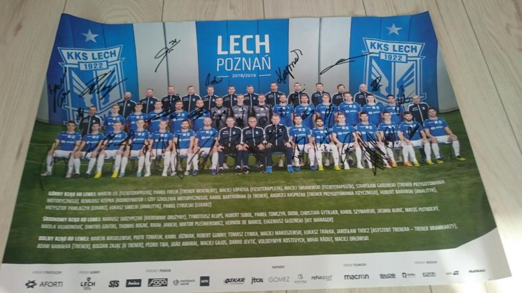 Plakat Lecha Poznań z autografami piłkarzy