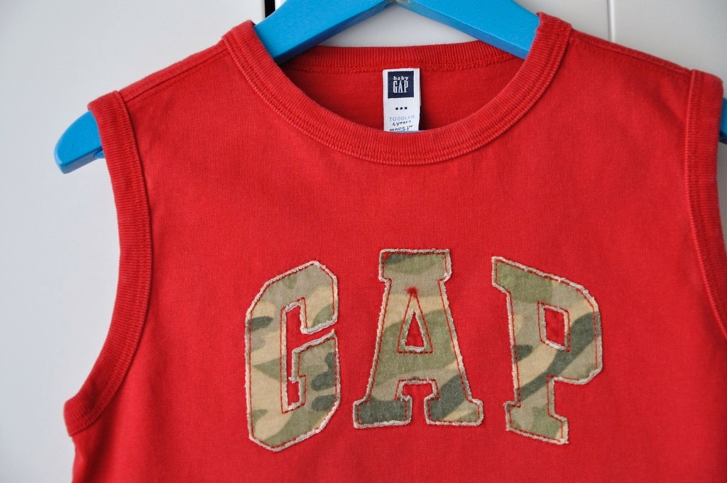 Koszulka GAP, r. 4-5+, czerwona, napis moro, bdb