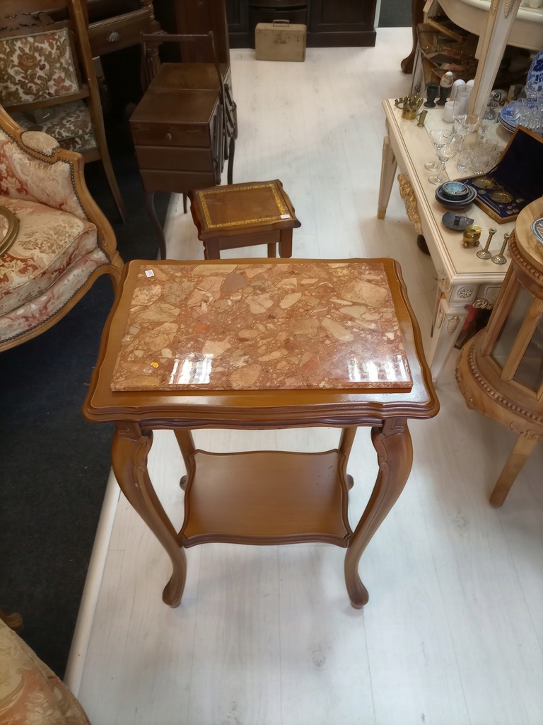 Drewniany stolik z marmurowym blatem E58