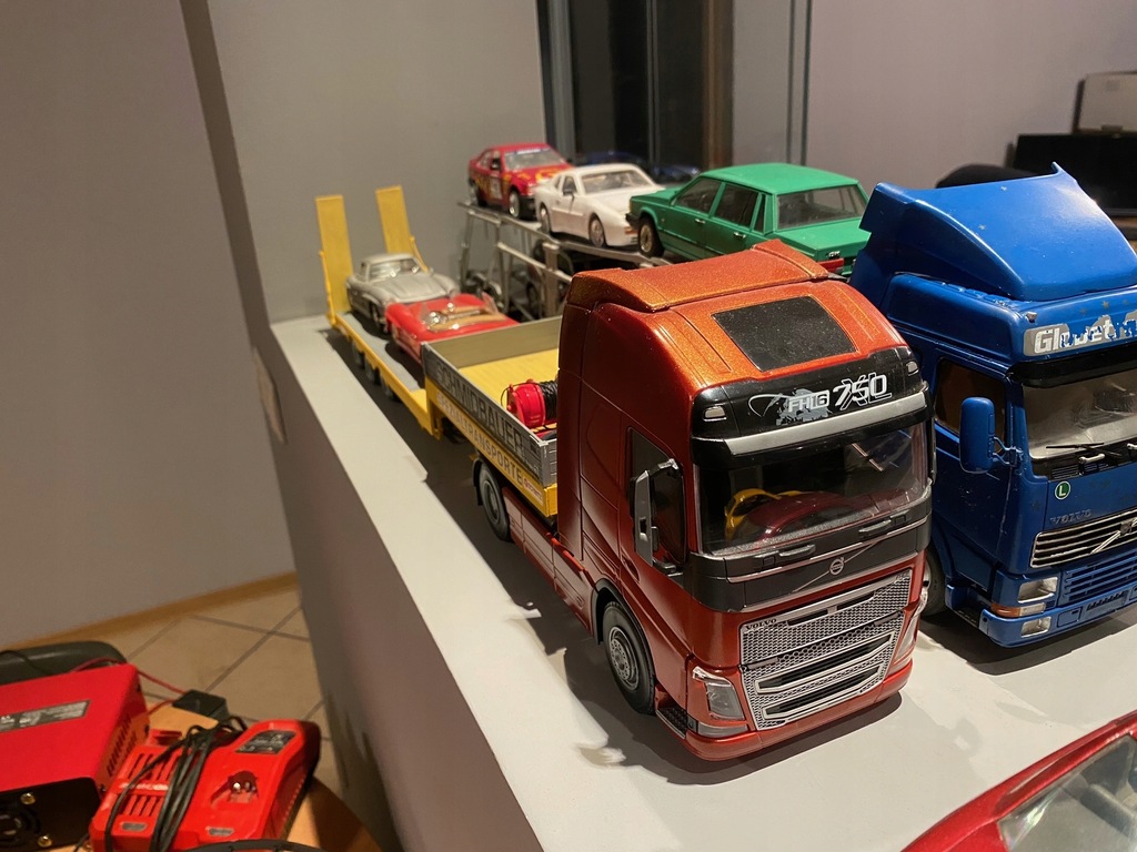 Ciągnik siodłowy Volvo 1/24 koń + naczepa TIR niskopodwozie