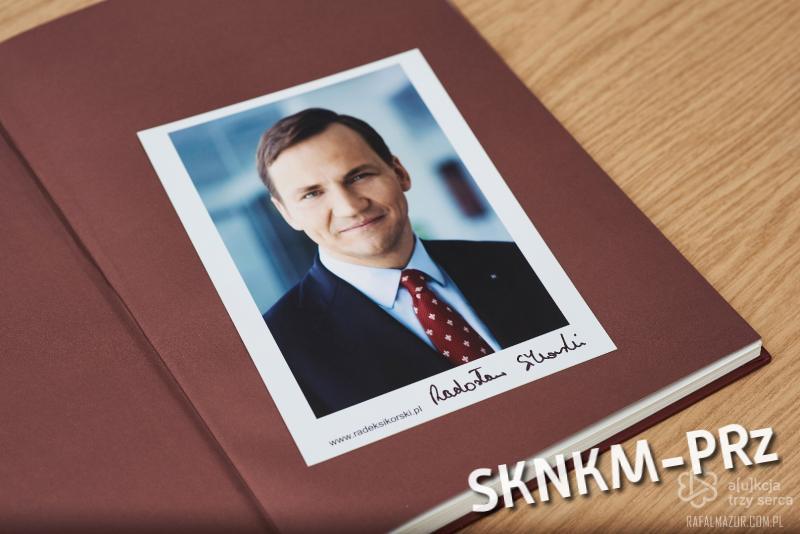 Radosław Sikorski - konstytucja RP z autografem