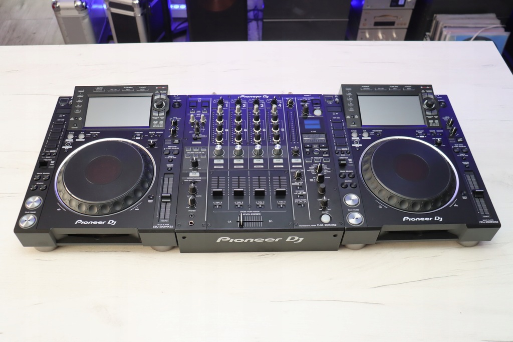 2 x Pioneer CDJ 2000 Nexus 2 DJM 900 Nexus 2