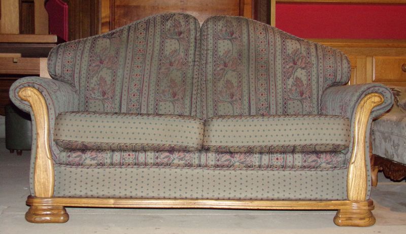 Stylowa sofa na dębowym stelażu tapicerowana