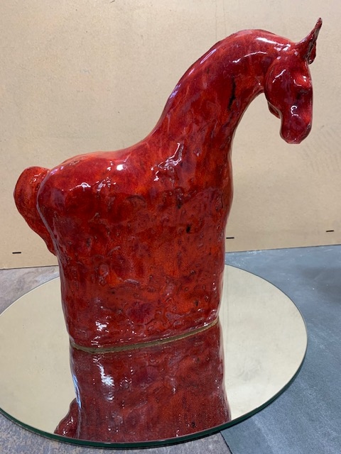 Czerwony ceramiczny konik