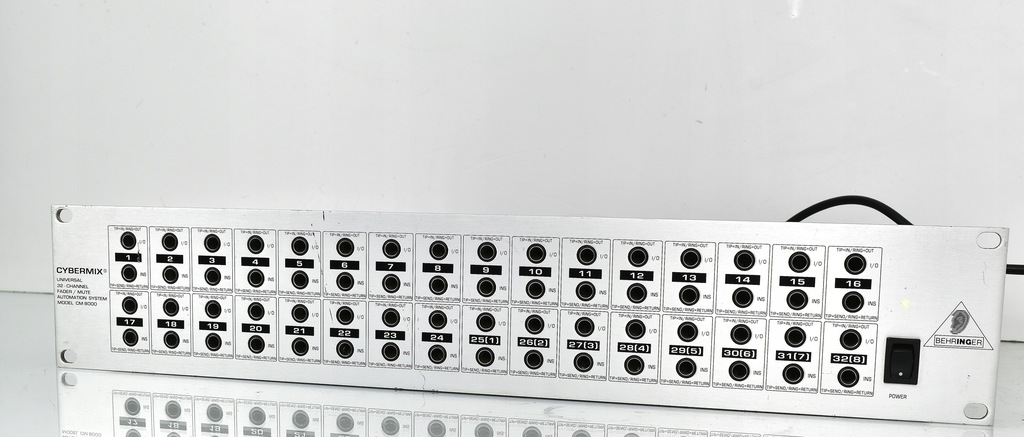 BEHRINGER CYBERMIX CM8000/32 kanałowy tłumik