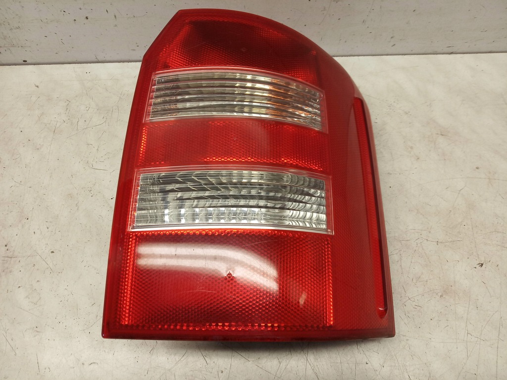 LAMPA PRAWA PRAWY TYŁ AUDI A2 8Z0945096B EUROPA