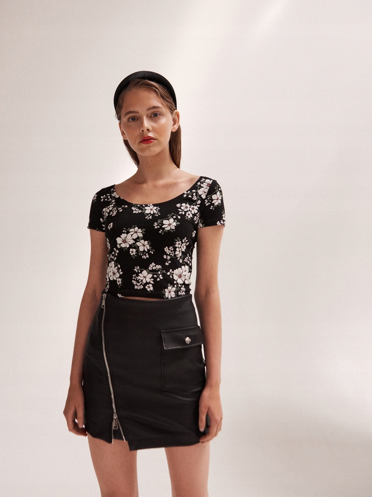 Dopasowany t-shirt w kwiaty XS SINSAY NOWY