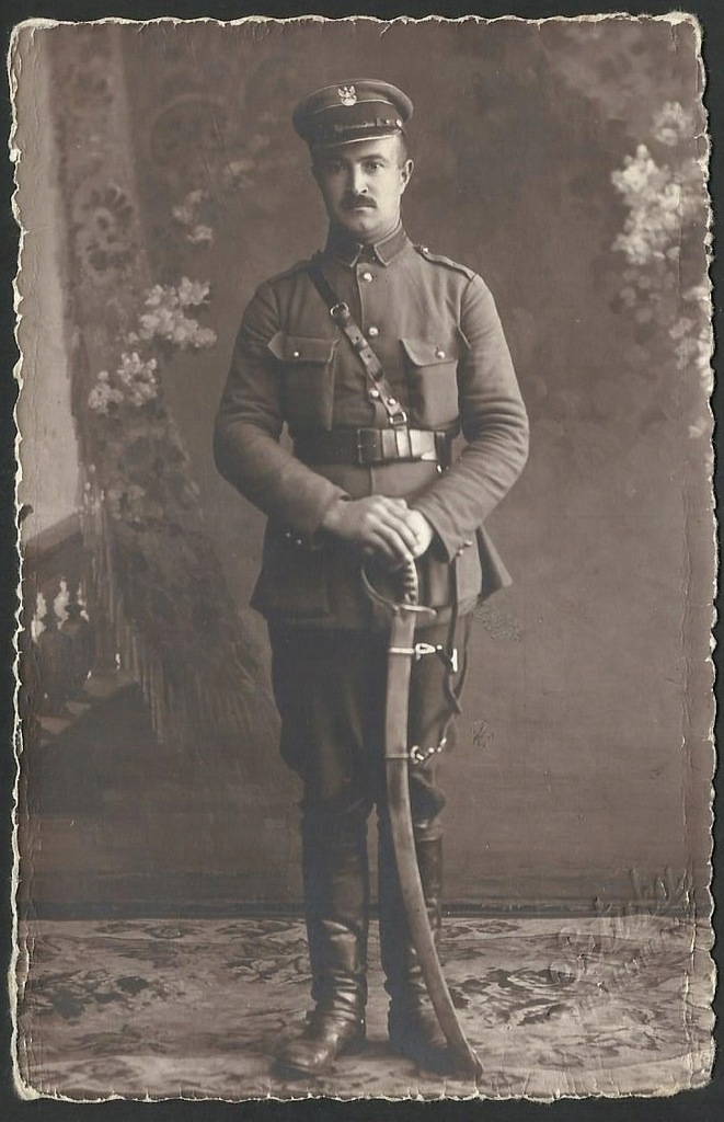 Żołnierz jakiś z szablą i ostrogami