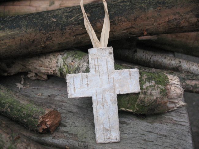 Krzyż z kory brzozowej