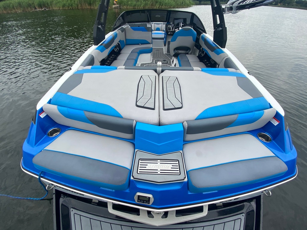 Купить Malibu 23LSV-WakeSurf-как новый-2018-счет: отзывы, фото, характеристики в интерне-магазине Aredi.ru