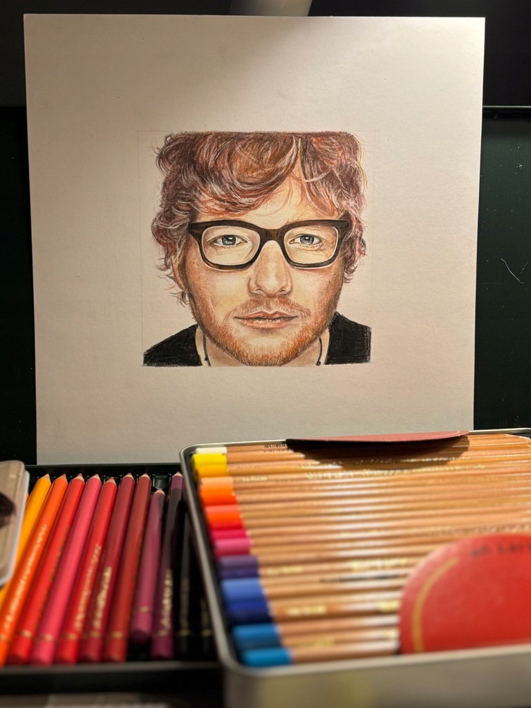 Portret Eda Sheerana wykonany kredkami