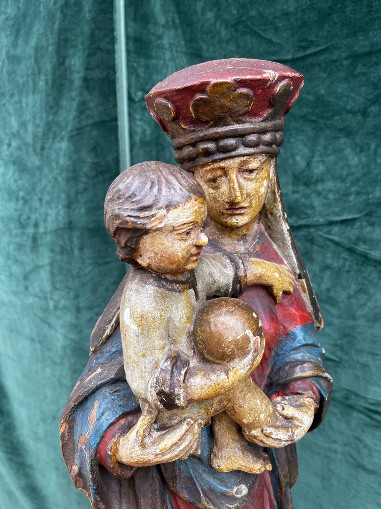 Stara rzeźba Maryi z dzieciątkiem