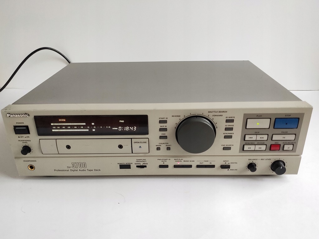 Półprofesjonalny magnetofon DAT Panasonic SV-3700