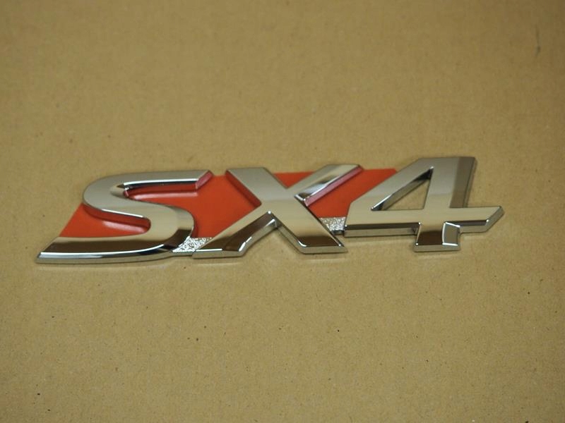 ZNACZEK EMBLEMAT KLAPY TYLNEJ SUZUKI SX4