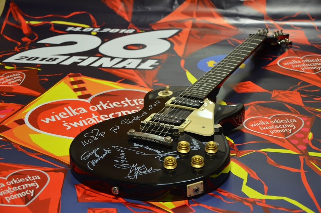 Gitara elektryczna z autografami zespołu Perfect