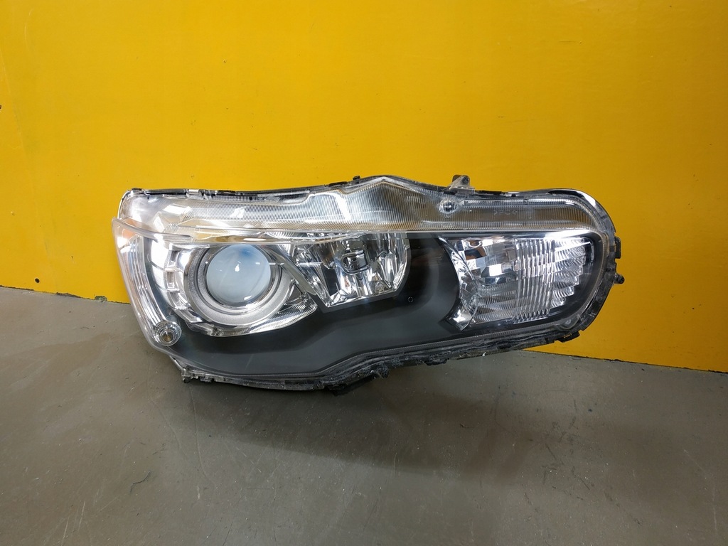 LAMPA PRAWA PRZÓD MITSUBISHI LANCER X 2008 XENON