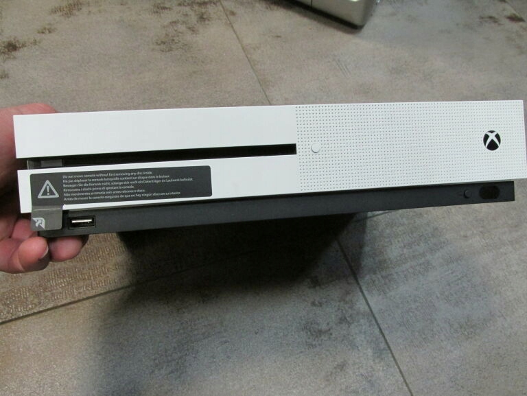 KONSOLA XBOX ONE S 500GB +1PAD