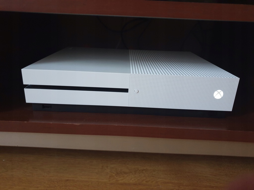 Konsola Xbox One S 1TB 2 pady 10 gier (RDR2/GTAV)