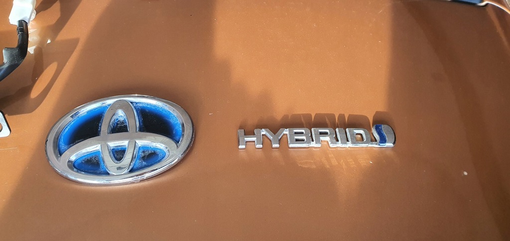 emblemat z Toyota Camry hybryda 2020 rok