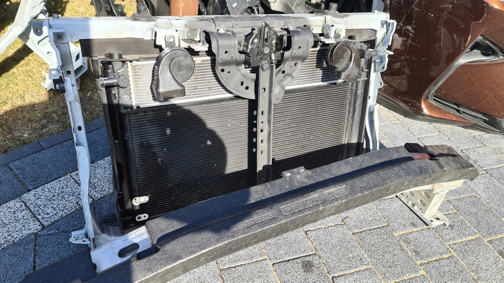 Lexus CT belka chlodnice pas przedni