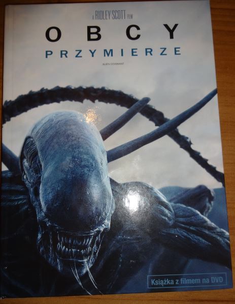 Film "Obcy przymierze" z książką