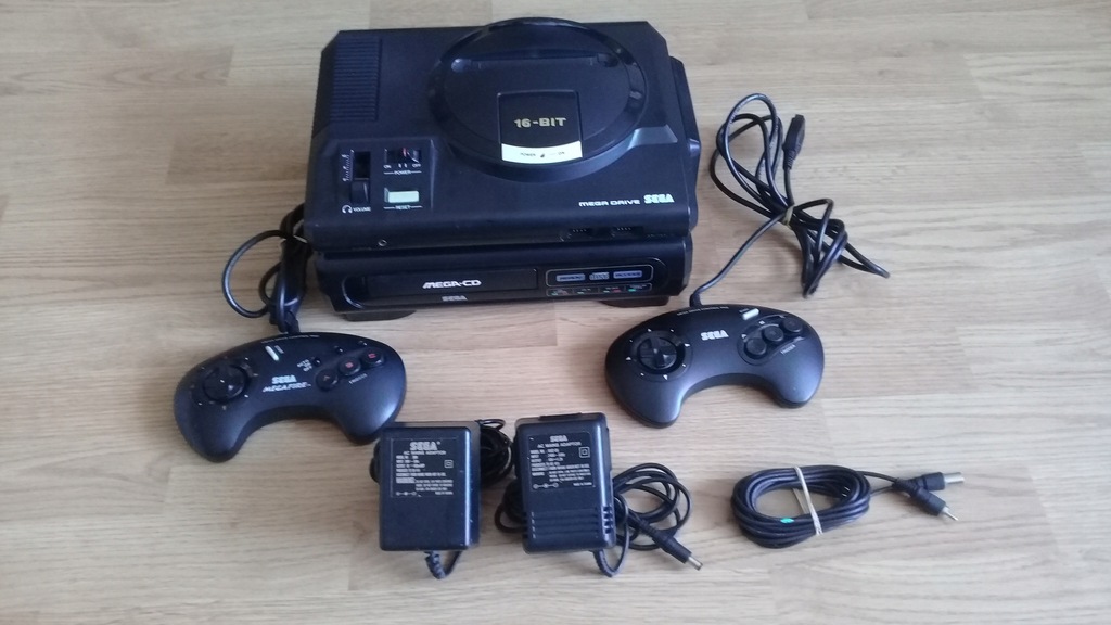 Sega MEGA CD + 2 pady +2 zasilacze +kabel antenowy