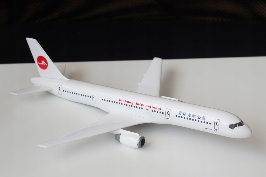 Makung International Boeing 757-200 skala 1:200