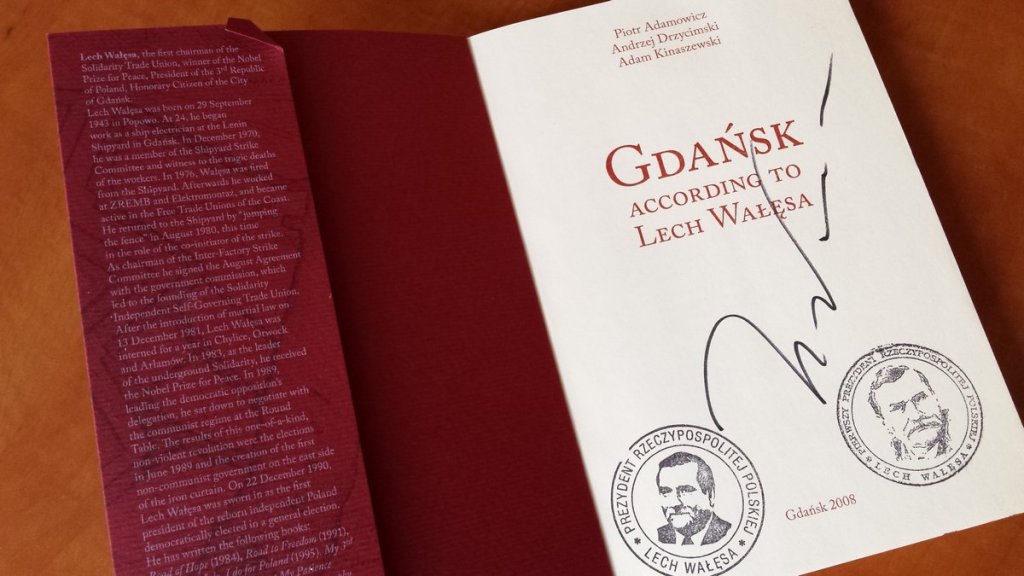 "According to Lech Wałęsa" z autografem_wersja ENG
