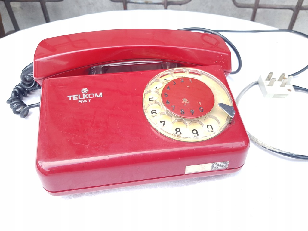 Stary telefon stacjonarny czerwony