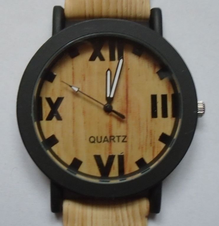 Zegarek elektroniczny drewnopodobny