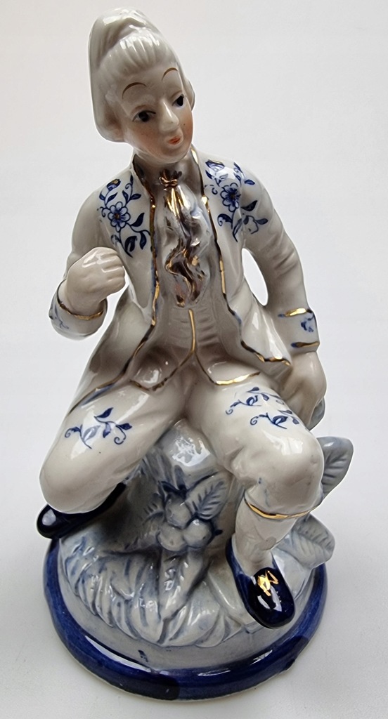 Figurka porcelanowa 17 cm Siedzący mężczyzna na pieńku