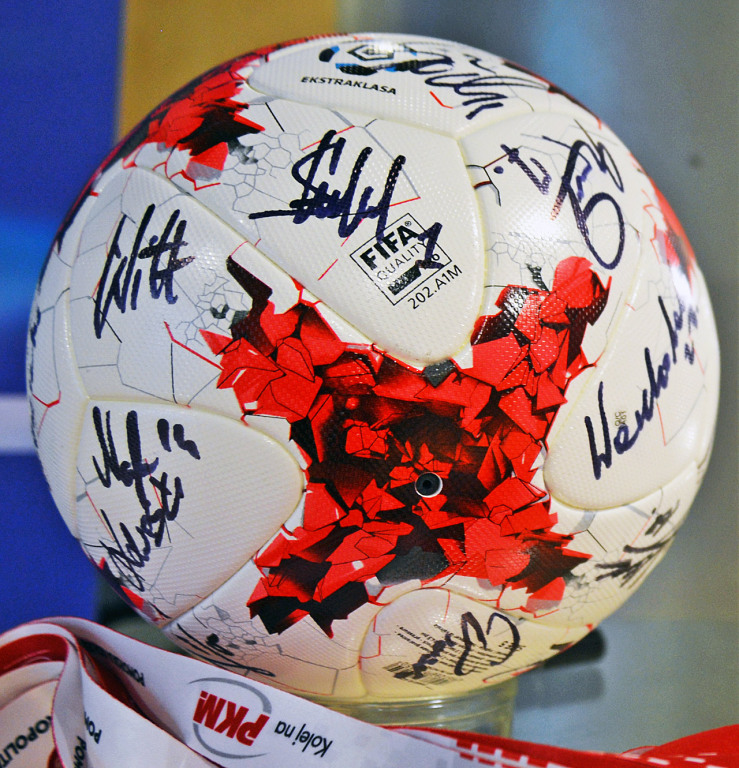 Piłka z autografami z otwarcia PKM Gdynia Stadion