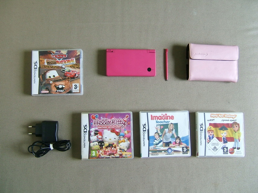 Konsola Nintendo DSi różowa z grami + futerał