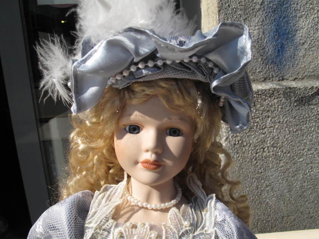 Piękna lalka porcelanowa z parasolkąKOLEKCJONERSKA