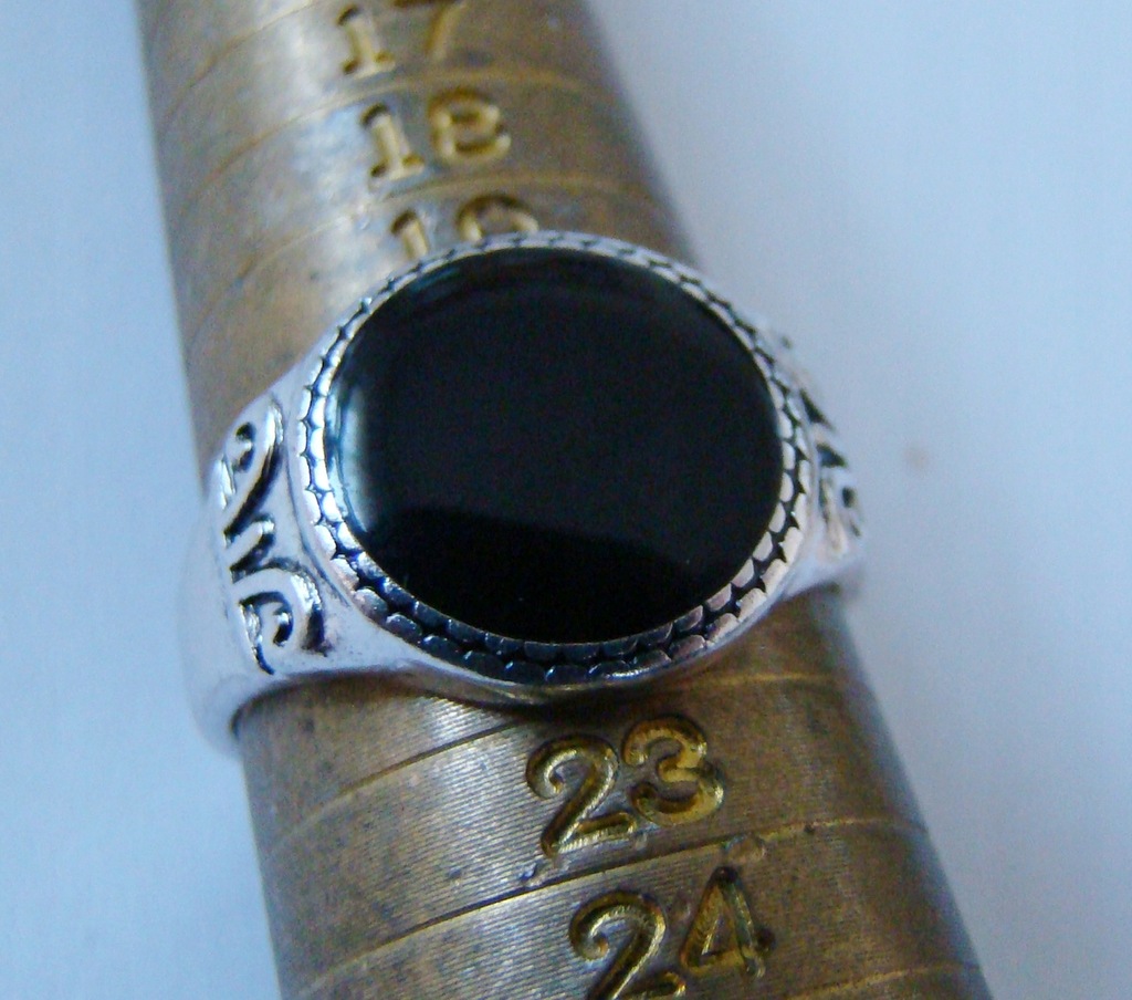 Pierścień z czarnym kamieniem