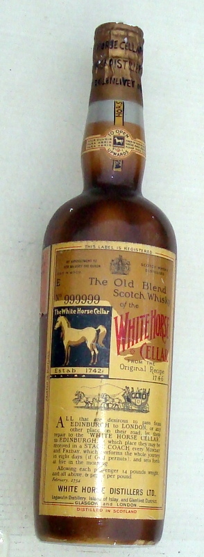 White Horse Cellar Whisky- duża reklamowa butelka.