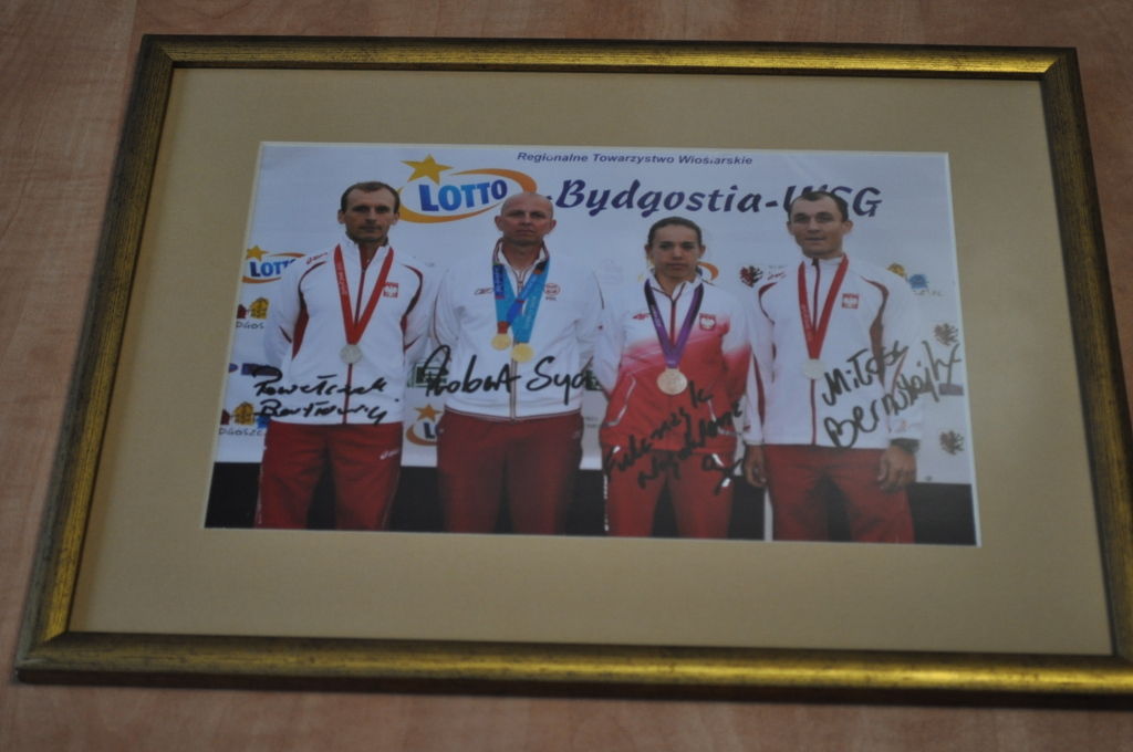 Zdjęcie z podpisami wioślarzy - medalistów IO