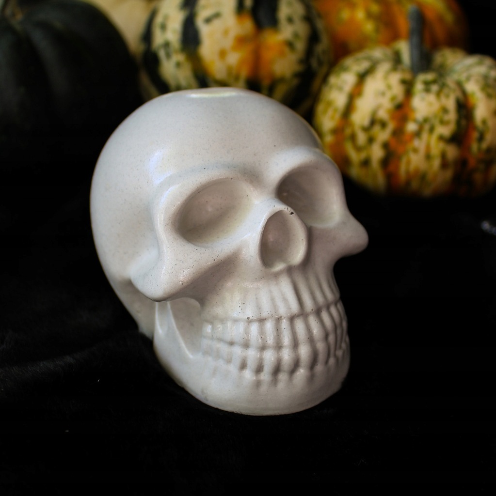 HALLOWEEN Betonowa figurka czaszka biała