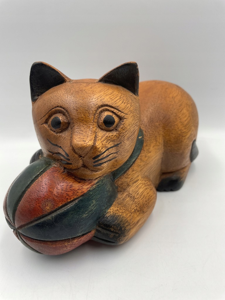 Drewniana figurka kota