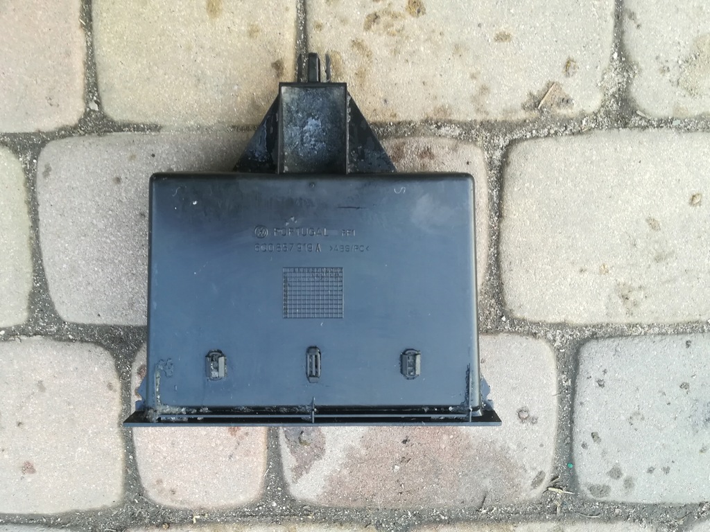 KIESZEŃ SCHOWEK POD RADIO VW POLO IV 9N 6Q0857919A